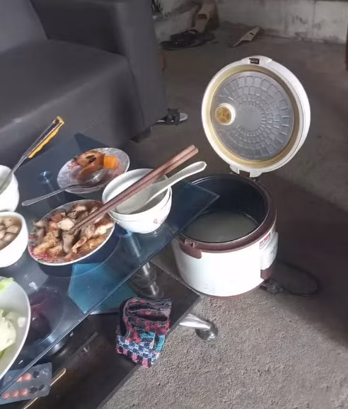 Đồ ăn đã được nấu xong và dọn ra đầy đủ, thế mà bữa cơm vẫn chưa thể bắt đầu chỉ vì thiếu mất "nguyên liệu" cơm.