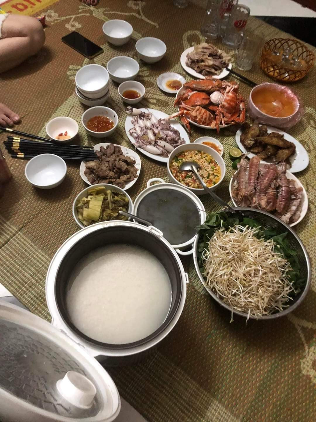 Bên cạnh mâm cơm tương đối thịnh soạn là một nồi "gạo ngâm nước" siêu to khổng lồ.