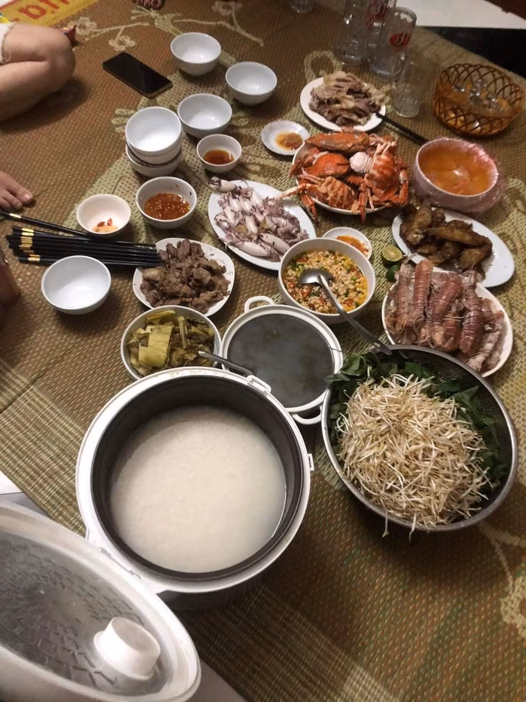 Bên cạnh mâm cơm tương đối thịnh soạn là một nồi "gạo ngâm nước" siêu to khổng lồ.