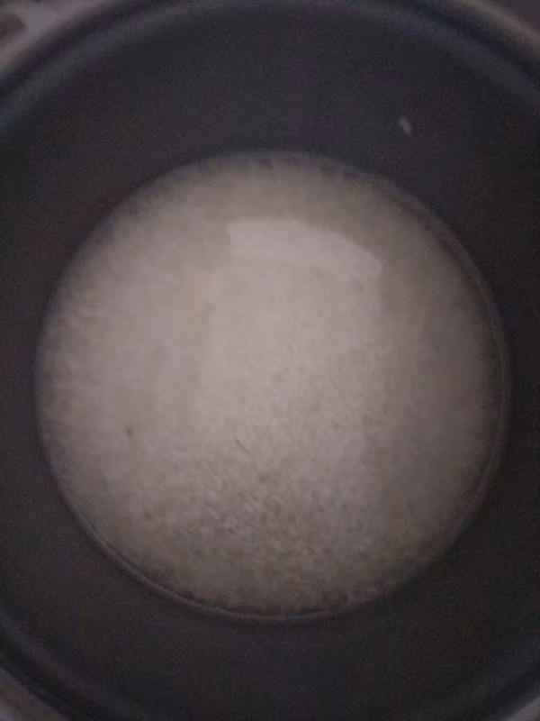 Tuy nhiên khi nhìn đến nồi cơm ai cũng phải câm nín bởi nồi còn nguyên nước.