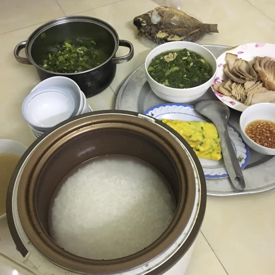 Chờ mãi mới đến giờ ăn cơm nhưng có vẻ như bữa cơm hôm nay sẽ tốn thêm kha khá thời gian vì phải chờ cơm chín. Ảnh: Tổng hợp