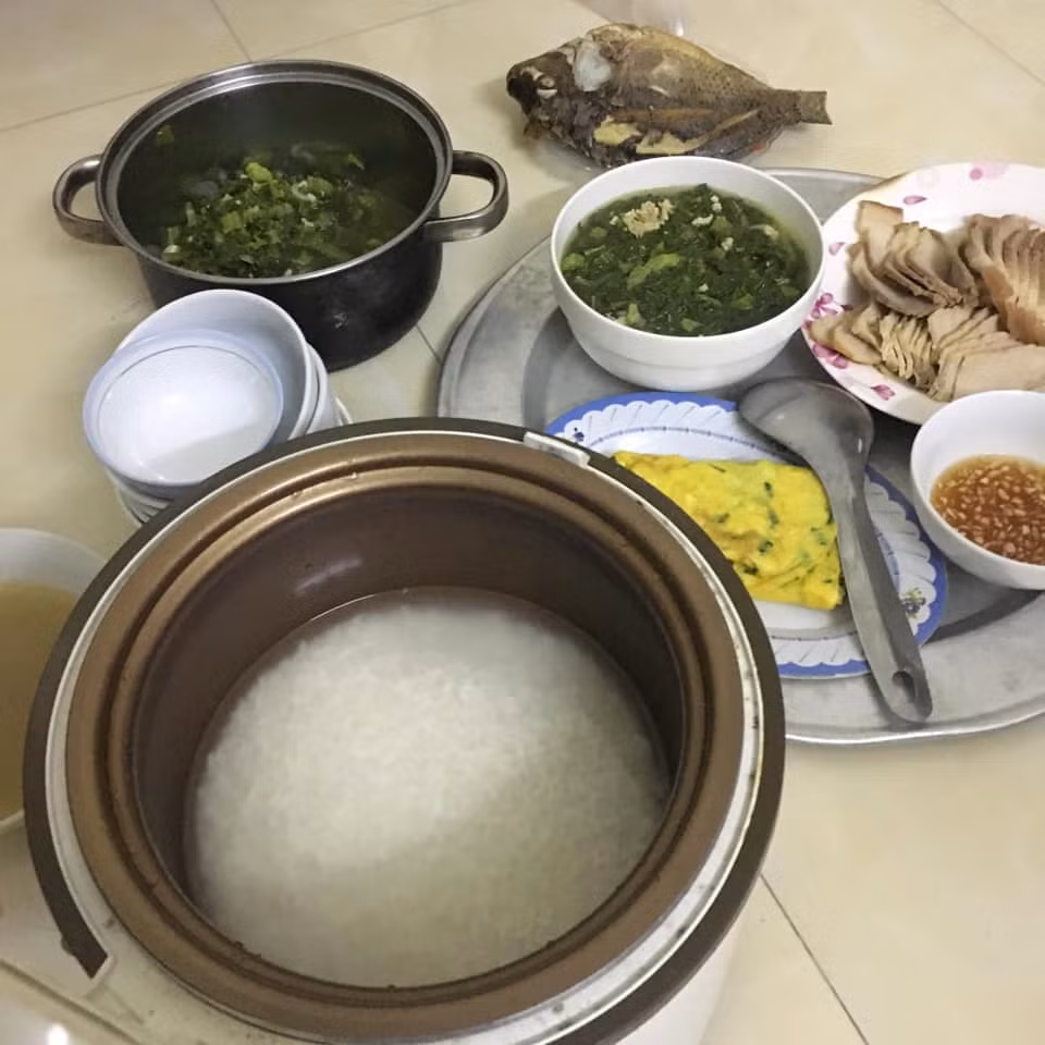 Chờ mãi mới đến giờ ăn cơm nhưng có vẻ như bữa cơm hôm nay sẽ tốn thêm kha khá thời gian vì phải chờ cơm chín. Ảnh: Tổng hợp