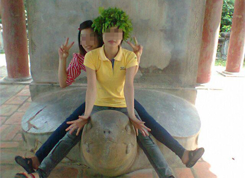 Trước đây trên MXH từng bức xúc trước những hình ảnh các nam thanh nữ tú vô tư ngồi, đứng lên đầu rùa đá tại Văn Miếu. Cụ thể hình ảnh hai cô gái diện áo đôi in hình Đôrêmon, quần soóc, đeo túi thời trang ngồi lên lưng rùa tạo dáng xì tin khiến nhiều người bức xúc.