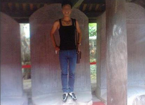 "Trào lưu" chụp ảnh trên rùa đá được cho là xuất hiện từ sau bức ảnh nam sinh mặc áo ba lỗ đen, đeo cặp hết đứng lại ngồi lên cụ cùa cõng bia tiến sĩ ở Văn Miếu.