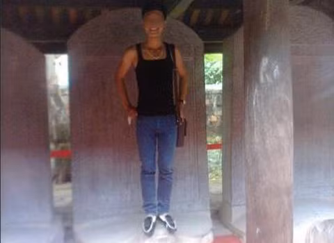 "Trào lưu" chụp ảnh trên rùa đá được cho là xuất hiện từ sau bức ảnh nam sinh mặc áo ba lỗ đen, đeo cặp hết đứng lại ngồi lên cụ cùa cõng bia tiến sĩ ở Văn Miếu.