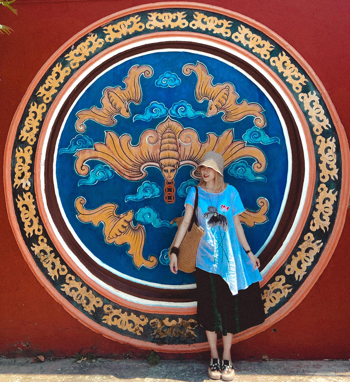 Các bức tường đỏ là một trong những đặc trưng nổi bật ở Quỳnh Phủ Hội Quán được nhiều du khách đứng check in. Ảnh: Phương Quỳnh