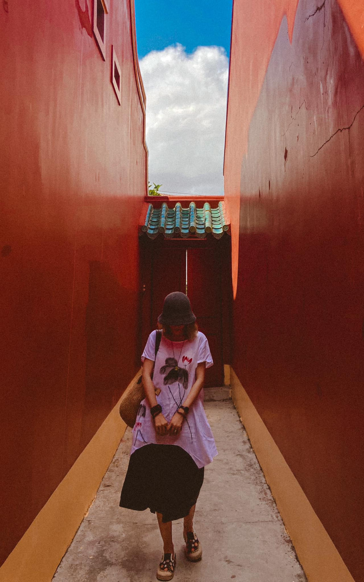 Thời gian qua, Quỳnh Phủ Hội Quán trở thành địa điểm tham quan và chụp ảnh của nhiều du khách từ phương xa bởi kiến trúc bắt mắt của công trình. Ảnh: Phương Quỳnh