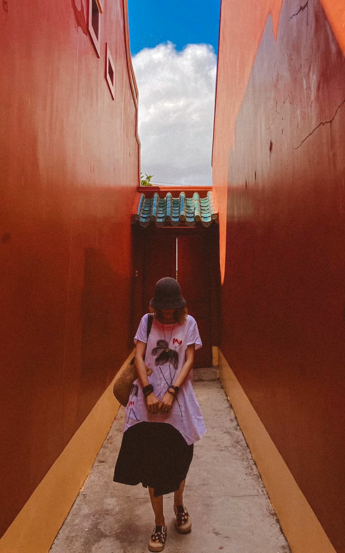 Thời gian qua, Quỳnh Phủ Hội Quán trở thành địa điểm tham quan và chụp ảnh của nhiều du khách từ phương xa bởi kiến trúc bắt mắt của công trình. Ảnh: Phương Quỳnh