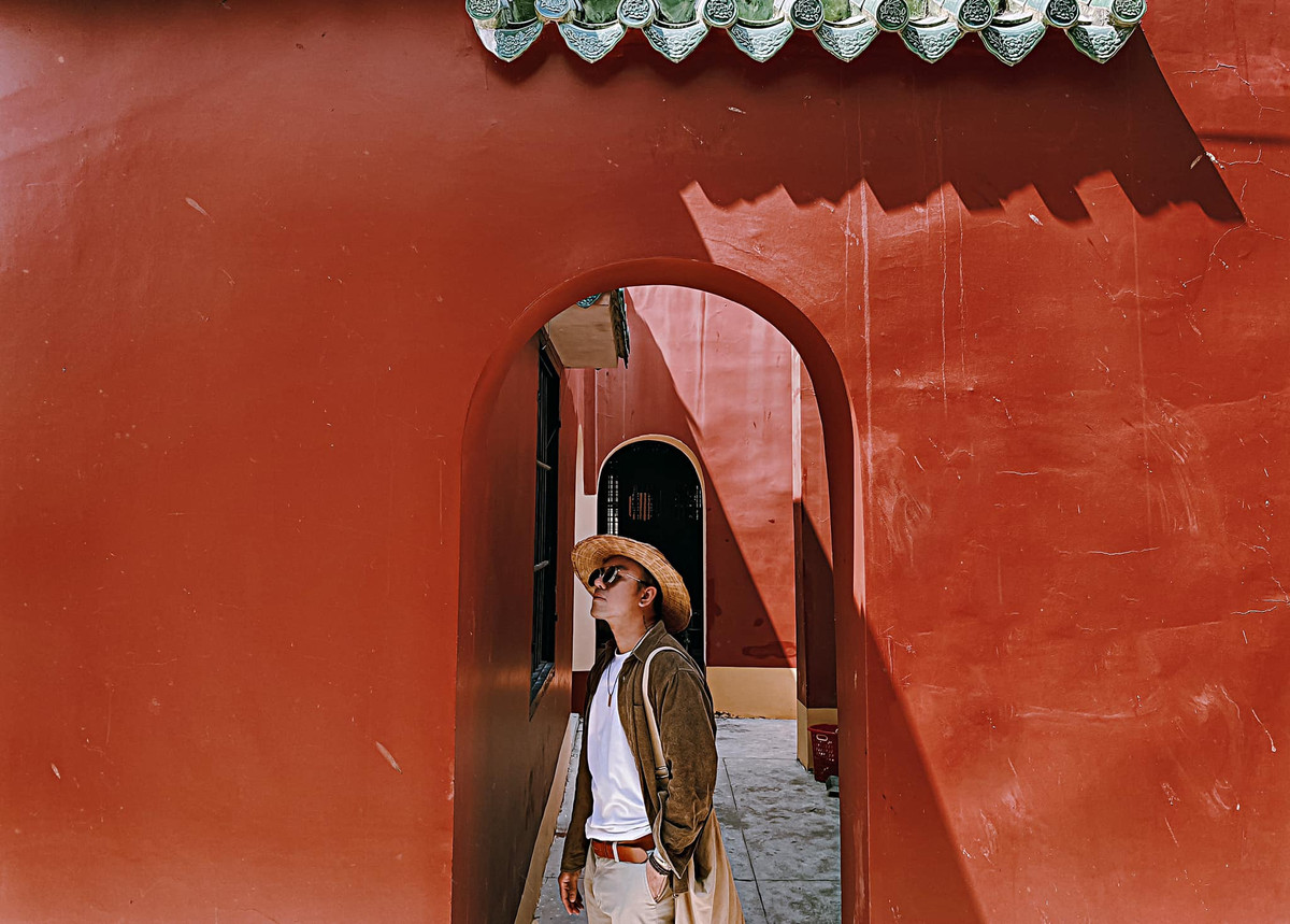 Theo tìm hiểu, địa điểm du lịch Nha Trang mới mẻ này được thành lập vào năm 1868 với điện thờ Bà Thiên Hậu, sau đó tiếp tục mở rộng xây thêm miếu Quan Thánh Đế. Bên cạnh đó, khuôn viên miếu còn có các công trình khác như Tam quan, Nghĩa Từ, sân vườn… Ảnh: Cường Quốc Phạm