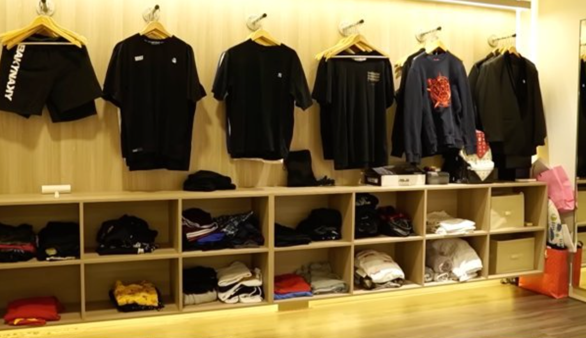 Trong khi Xemesis xếp đồ đơn giản, hầu hết là áo thun, thì Xoài Non lại có cả căn phòng riêng với đủ thể loại.