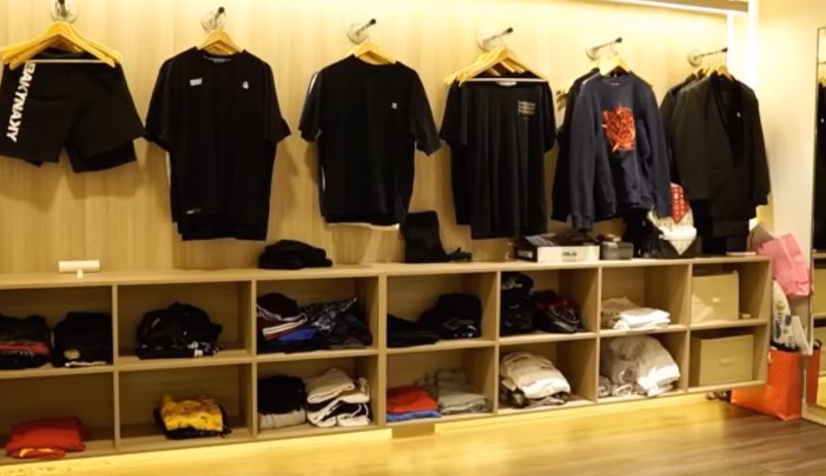 Trong khi Xemesis xếp đồ đơn giản, hầu hết là áo thun, thì Xoài Non lại có cả căn phòng riêng với đủ thể loại.