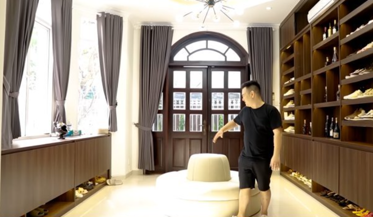 Trên kênh YouTube cá nhân, Xemesis đăng tải video khoe ngôi biệt thự mình và Xoài Non vừa chuyển về. Không gian nhà mới của cặp sao được thiết kế theo phong cách hiện đại với nội thất sang trọng.