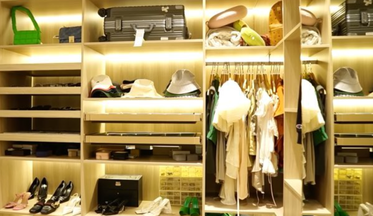 Phòng ngủ của cả 2 có không gian rộng rãi. Đặc biệt, khu vực để quần áo của họ được phân chia tách biệt theo sở thích của vợ và chồng.