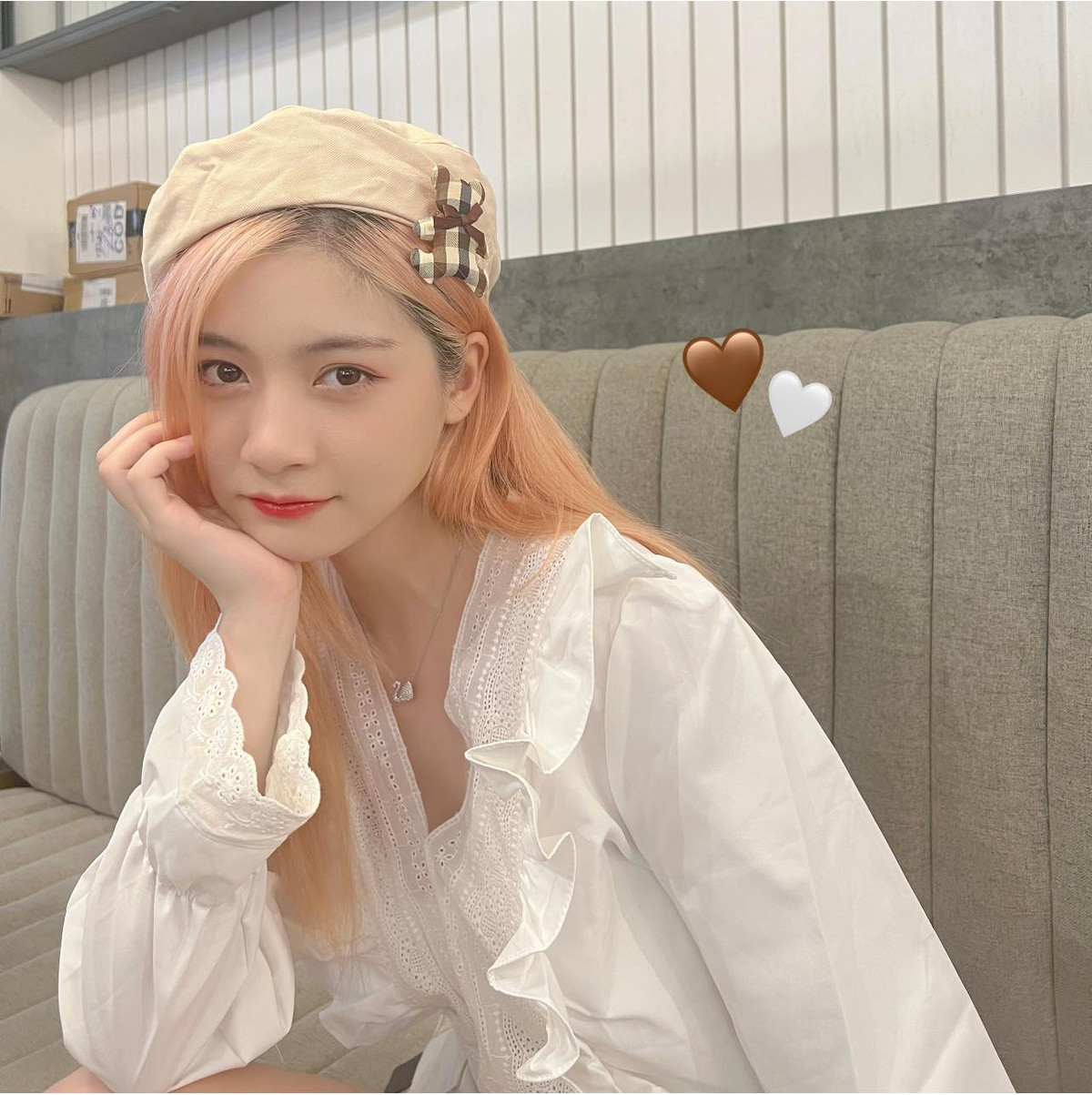 Nam Phương sở hữu một gương mặt với những đường nét vô cùng thanh tú, đậm nét Á Đông, cùng mái tóc đen dài thả buông thướt tha, khỏi phải nói cô bạn này đã “cướp” ánh nhìn của người khác như thế nào.