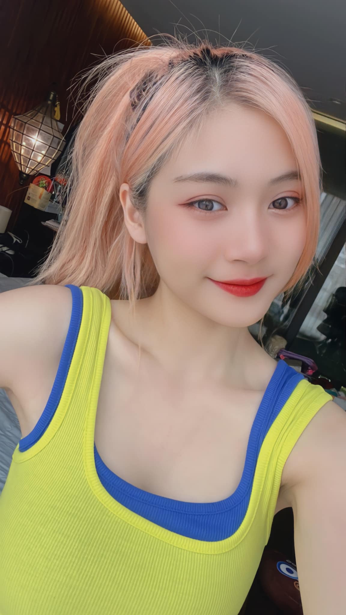 Cha mất sớm, Nam Phương ở với mẹ và chị gái. Được biết thì mẹ cô nàng là một doanh nhân, còn chị gái là một tiểu thuyết gia. Vì thế, đó là những người có ảnh hưởng lớn tới tính cách và con người cô.