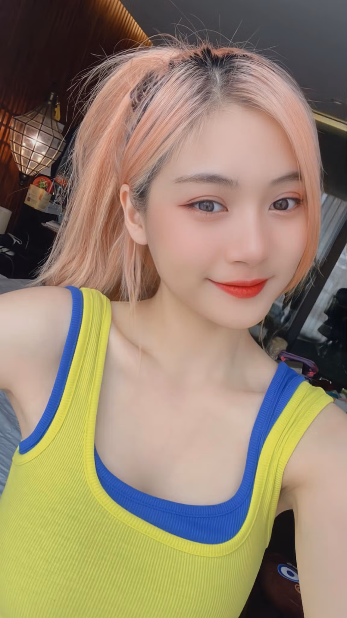 Cha mất sớm, Nam Phương ở với mẹ và chị gái. Được biết thì mẹ cô nàng là một doanh nhân, còn chị gái là một tiểu thuyết gia. Vì thế, đó là những người có ảnh hưởng lớn tới tính cách và con người cô.