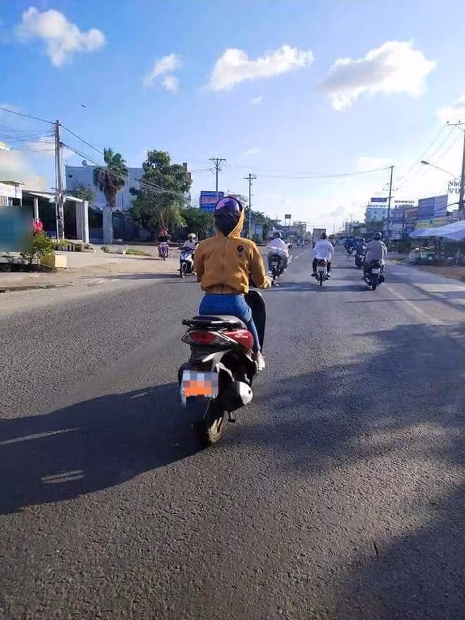 Bên cạnh váy áo chống nắng chuyên dụng che kín mít từ đầu tới chân xuất hiện nhiều trên phố, không ít chị em còn sáng tạo thêm nhiều thời trang chống nắng khác vô cùng bá đạo.