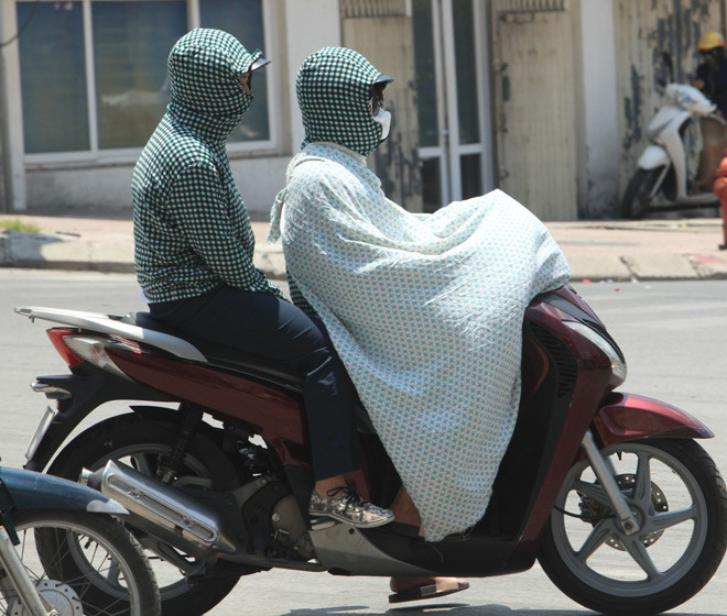 Nhìn xa lại tưởng đang đi mưa dù trời nắng hơn 40 độ.