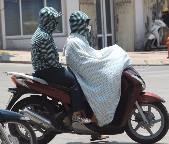 Nhìn xa lại tưởng đang đi mưa dù trời nắng hơn 40 độ.