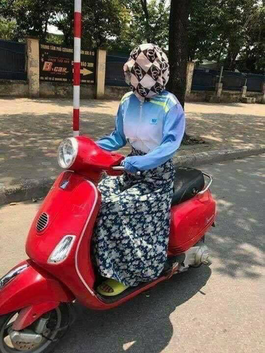 Cũng bởi thời tiết nắng nóng, cộng thêm tia UV độc hại nên bất cứ chị em nào cũng muốn chống nắng 1 cách tối đa, nên vô vàn sáng kiến chống nắng độc lạ đã được tạo ra.