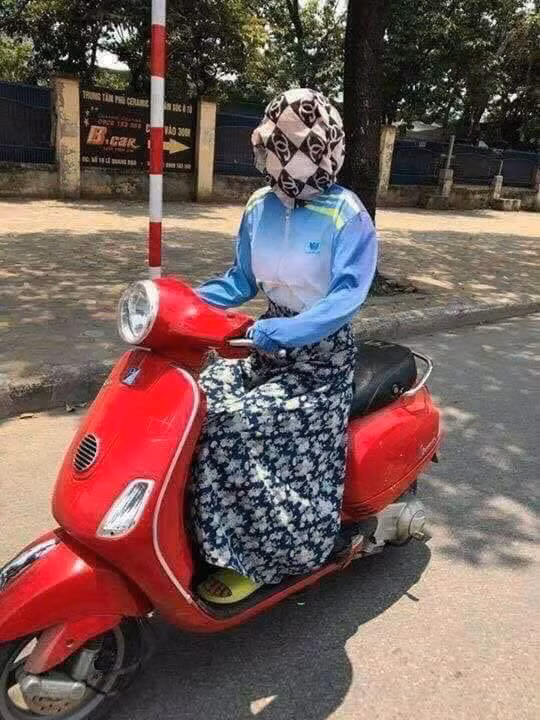 Cũng bởi thời tiết nắng nóng, cộng thêm tia UV độc hại nên bất cứ chị em nào cũng muốn chống nắng 1 cách tối đa, nên vô vàn sáng kiến chống nắng độc lạ đã được tạo ra.