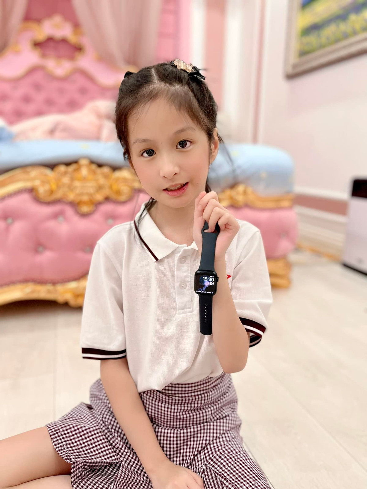 Để tránh gây hiểu lầm là chiều hư con, nữ đại gia Đoàn Di Băng giải thích rõ lý do mua dàn đồ công nghệ hàng chục triệu đồng này.