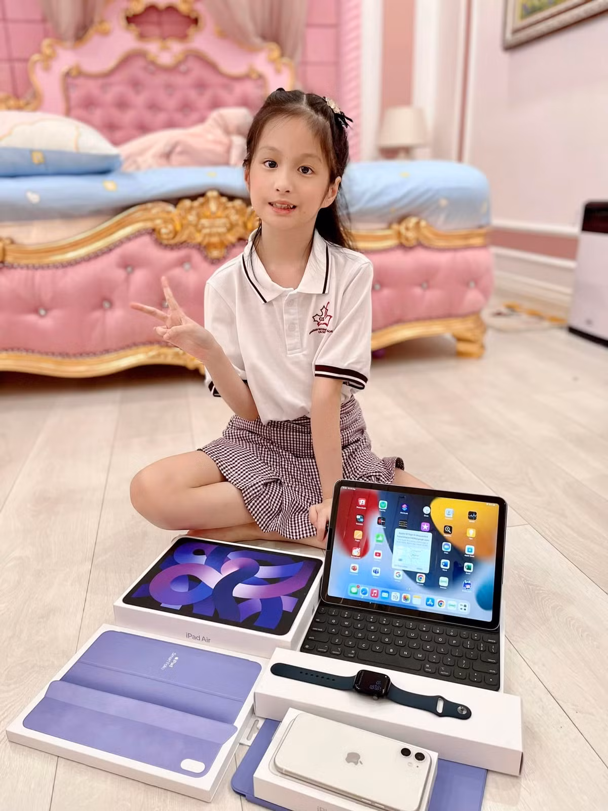 Theo lời chia sẻ của "nữ đại gia quận 7" lý do mà ái nữ được doanh nhân Quốc Vũ mua sắm là vì anh quên giờ đón Hana khiến bé phải chờ suốt 1 tiếng đồng hồ.