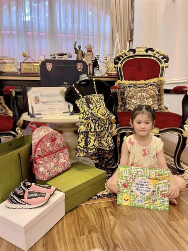 Trước đó vợ chồng Đoàn Di Băng tặng con gái thứ hai loạt giày dép, balo, váy,... đến từ những thương hiệu thời trang nổi tiếng nhân dịp ái nữ được lên lớp.