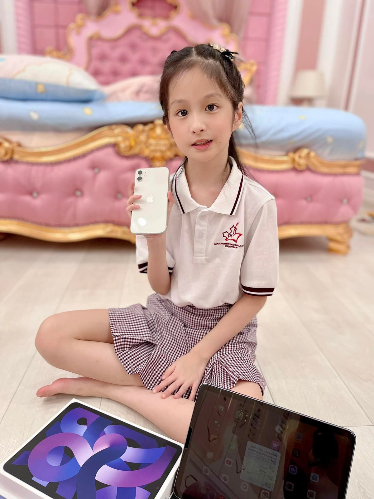 Theo đó tất cả món đồ công nghệ này để phục vụ việc học tập. Máy tính bảng để phục vụ việc học của con gái ở trường, đây cũng là yêu cầu của giáo viên trường học. Đồng hồ để nếu ông xã có quên giờ thì con gái sẽ gọi điện nhắc nhở. Còn điện thoại, hiện tại vợ chồng Đoàn Di Băng chưa cho phép con sử dụng, mà chỉ dùng nó để kết nối với đồng hồ.