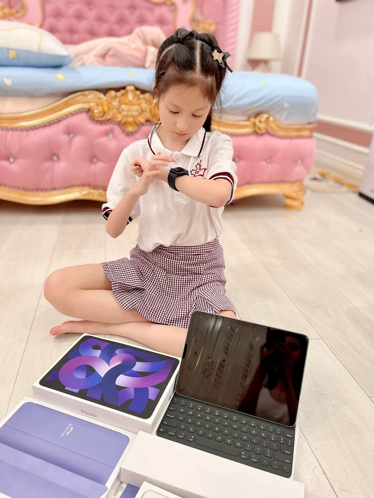 Để bù đắp cho con gái, doanh nhân Nguyễn Quốc Vũ đã bỏ ra một số tiền không hề nhỏ mua loạt đồ công nghệ tặng Hana. Cụ thể, cô bé được tặng 1 chiếc iPad, 1 chiếc iPhone và 1 chiếc Apple Watch.