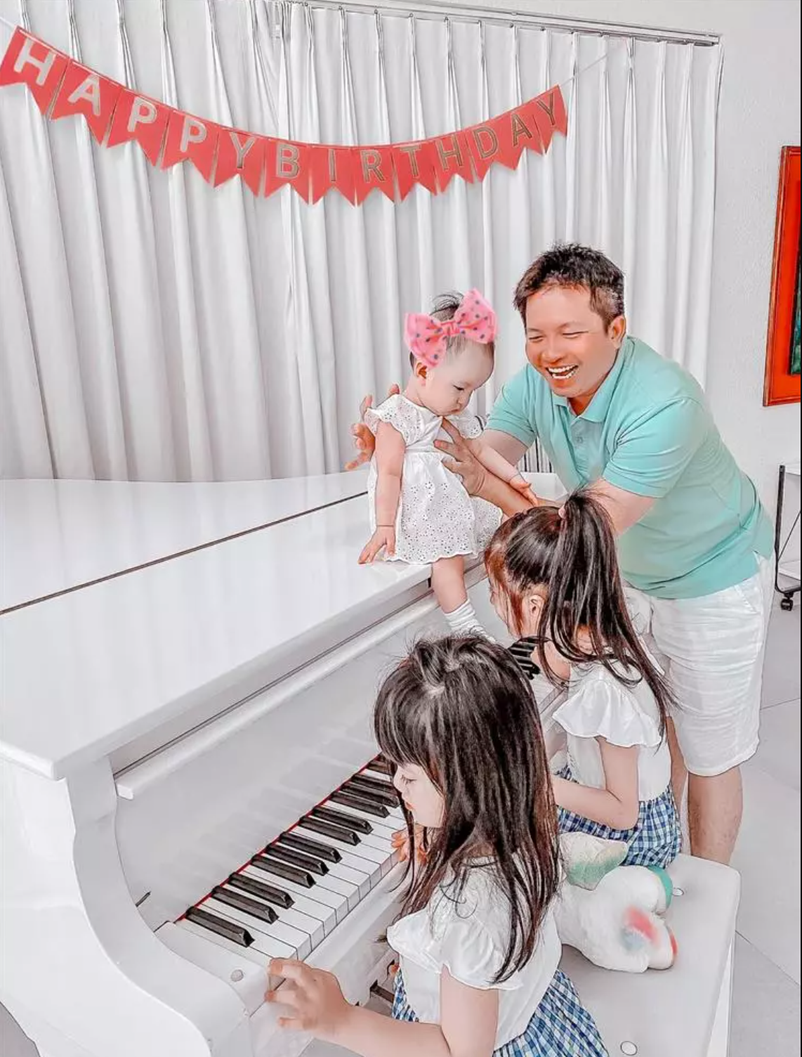 Nhìn những món quà ông xã Đoàn Di Băng bù đắp chỉ vì lỡ đi đón muộn ái nữ 1 tiếng mà ai nấy cũng phải xuýt xoa.