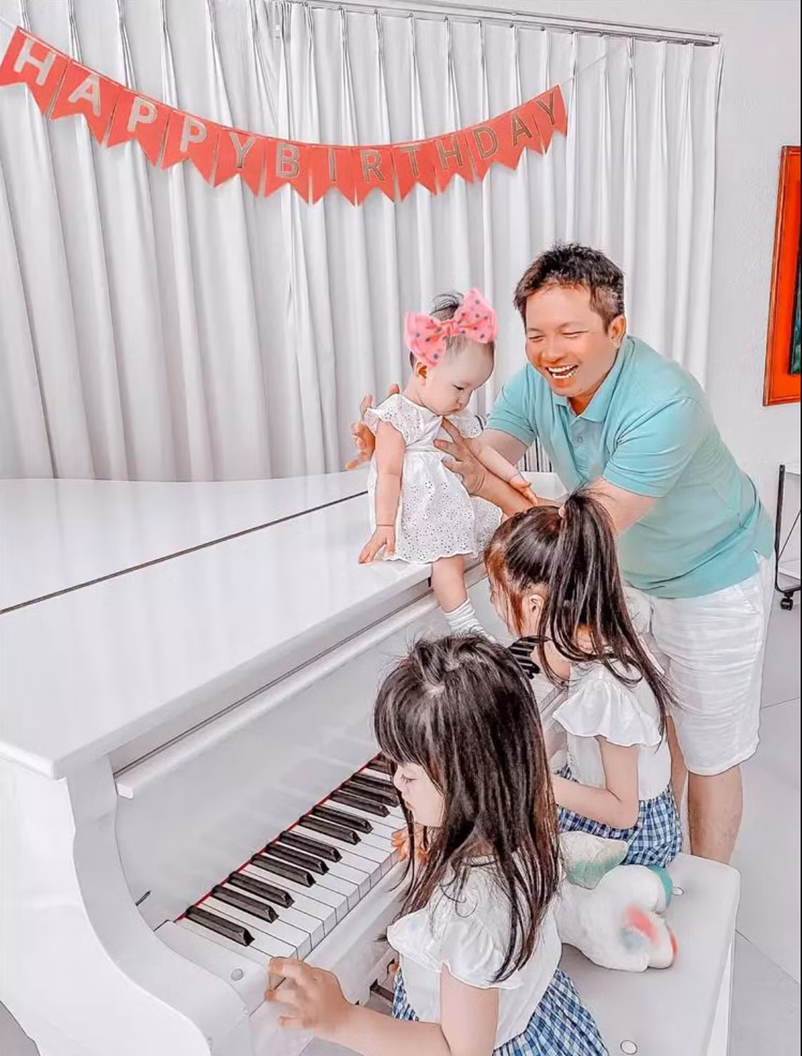 Nhìn những món quà ông xã Đoàn Di Băng bù đắp chỉ vì lỡ đi đón muộn ái nữ 1 tiếng mà ai nấy cũng phải xuýt xoa.