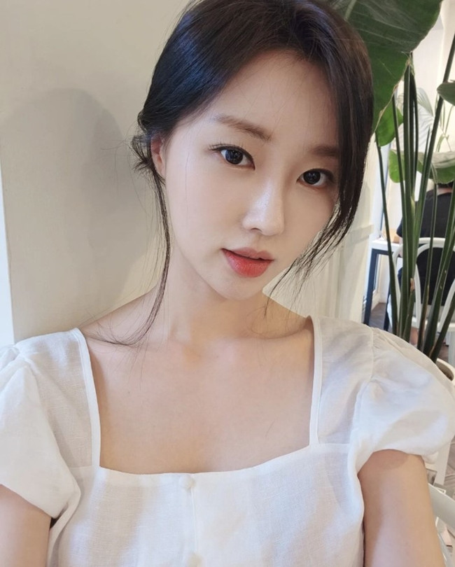 Thậm chí, Hwang Mina còn từng dẫn đầu top tìm kiếm trên cổng thông tin Naver.