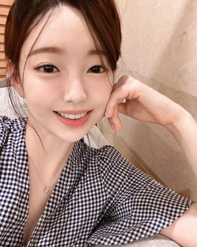 Sở hữu ngoại hình xinh đẹp, vóc dáng cân đối nên Kang Ah Rang còn nhận được những lời mời chụp hình quảng cáo.