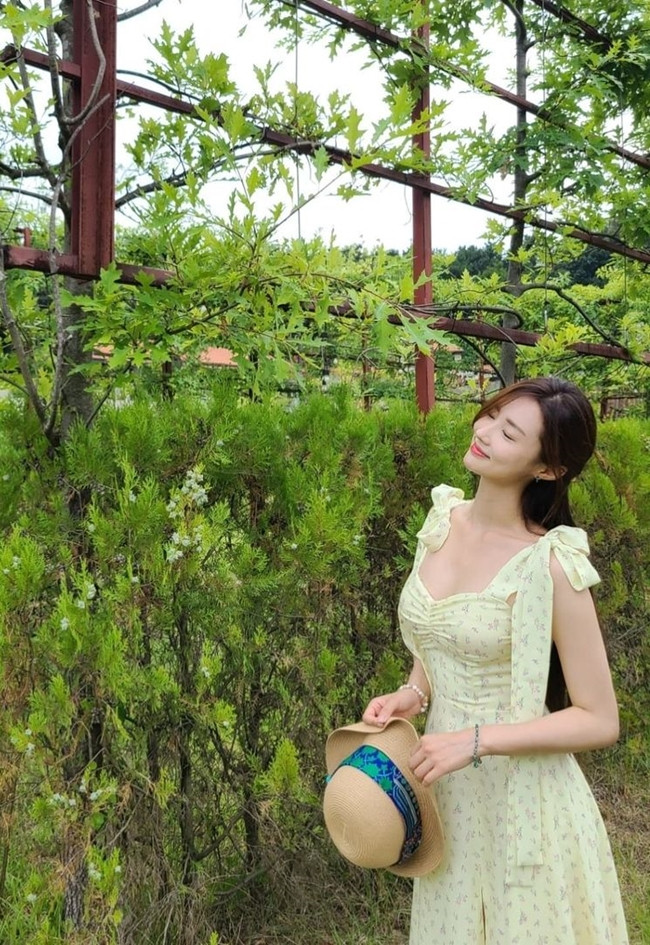 Trên trang cá nhân, Hwang Mina chia sẻ nhiều hình ảnh rèn luyện. Mặc dù đã gần chạm ngưỡng 30 tuổi nhưng Hwang Mina vẫn trẻ trung như mới đôi mươi.