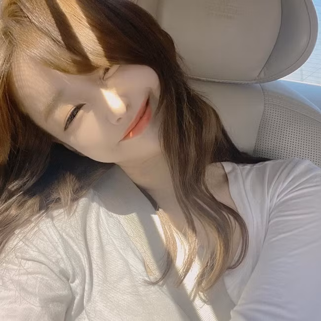 Cô là người dẫn chương trình cho đài 1 trong 3 đài lớn của Hàn Quốc là KBS.