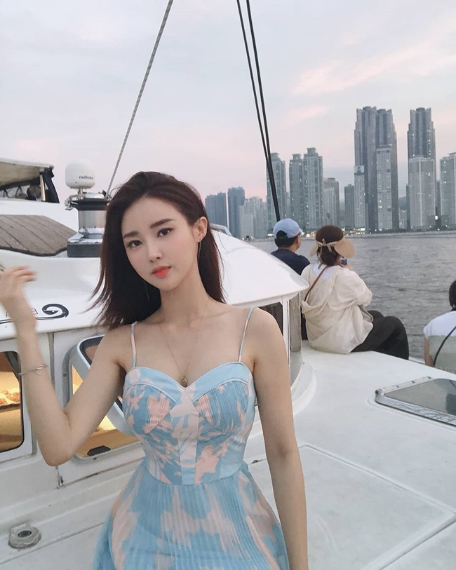 Hwang Mina sinh năm 1993 được biết đến với tư cách nữ MC thời tiết khá nổi trên MXH.