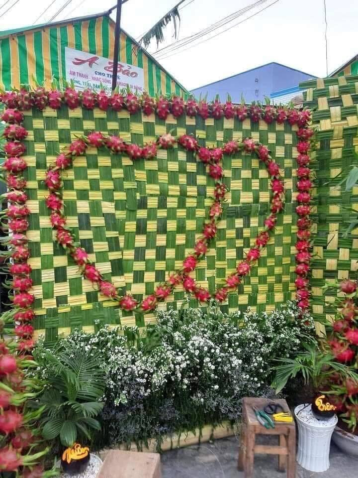 Nhiều người đã trêu rằng, có lẽ vì muốn giải cứu thanh long nên người ta mới làm ra chiếc cổng này, khách sau khi dự đám cưới xong có thể lấy một quả về làm quà.