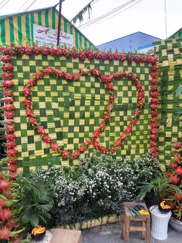 Nhiều người đã trêu rằng, có lẽ vì muốn giải cứu thanh long nên người ta mới làm ra chiếc cổng này, khách sau khi dự đám cưới xong có thể lấy một quả về làm quà.