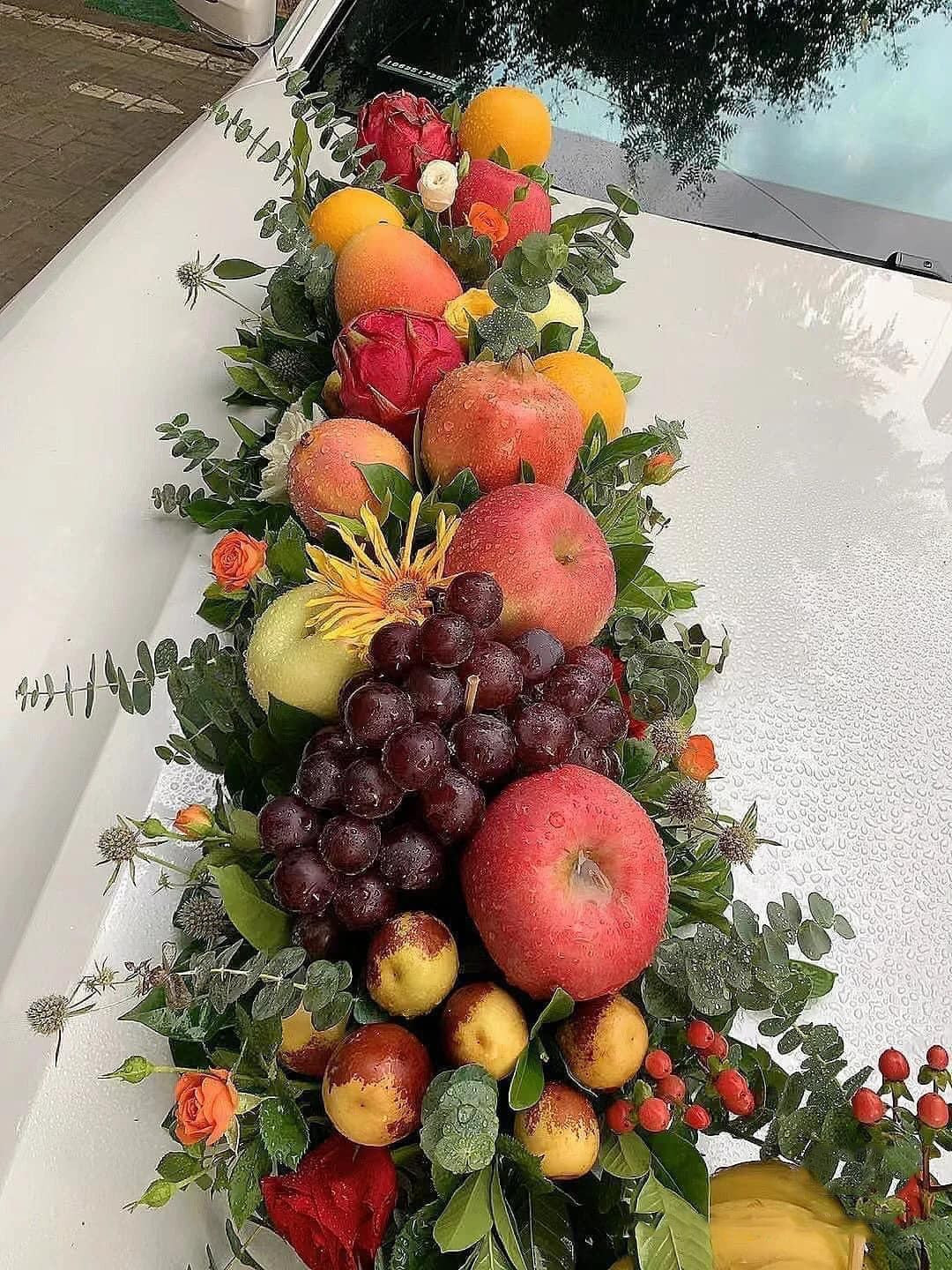 Sau khi chia sẻ lên MXH, cư dân mạng cho rằng đây là một cách trang trí xe hoa vô cùng độc đáo và mới lạ. Ảnh: 24h