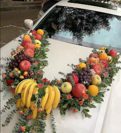 Một số người thậm chí còn tranh thủ khoe luôn sản phẩm của đám cưới mình khi cũng sử dụng hoa quả trang trí. Khác biệt ở chỗ, họ dùng đặc sản quê hương như vải để vừa tạo ấn tượng lại cực kì ý nghĩa. Ảnh: 24h