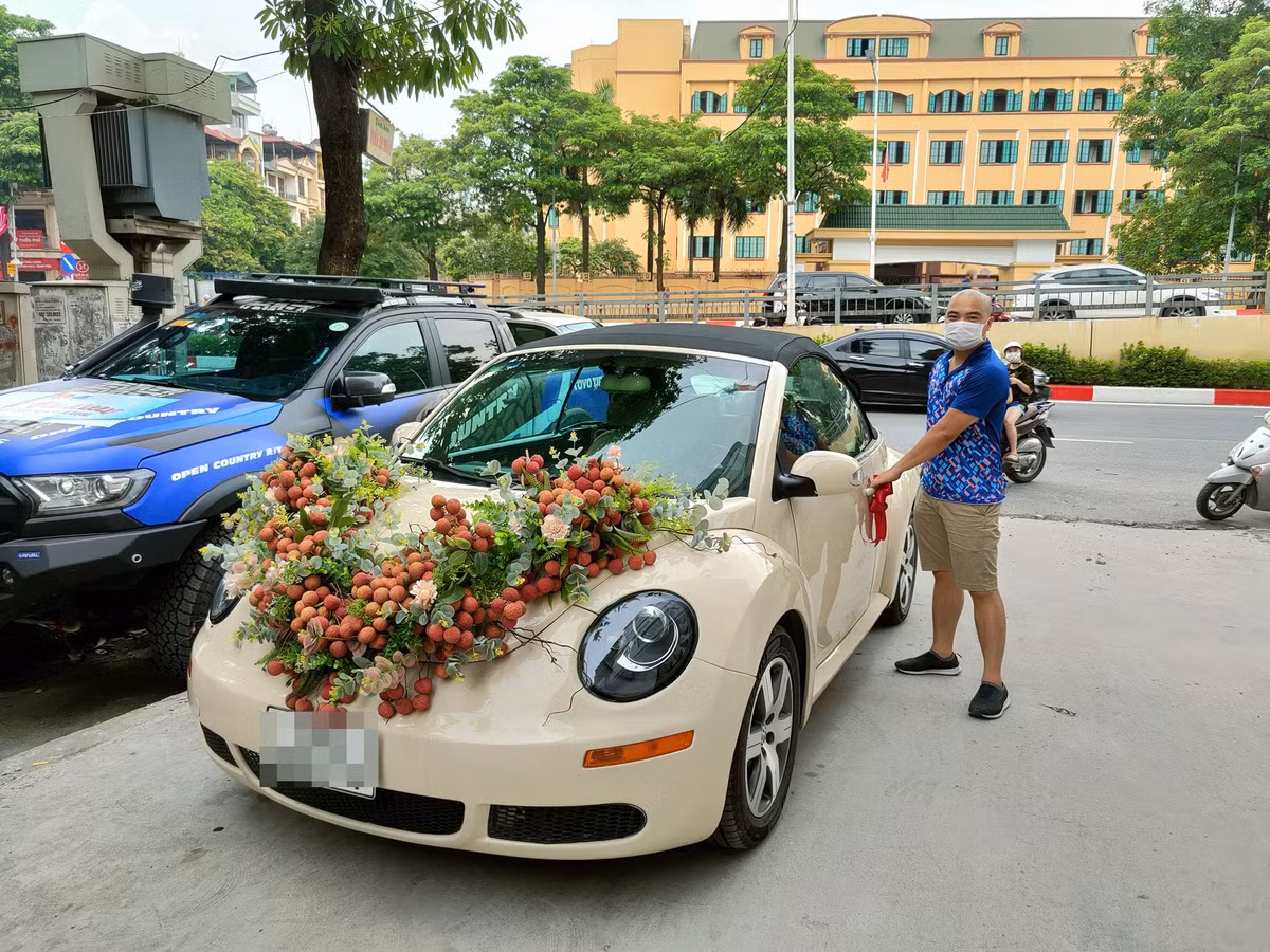 Sử dụng vải thiều Bắc Giang để thay thế hoa tươi và kết thành từng dải trên mui xe, ý tưởng độc đáo này khiến hội chị em phải "đổ đứ đừ". Ảnh: Hoàng Minh Hùng