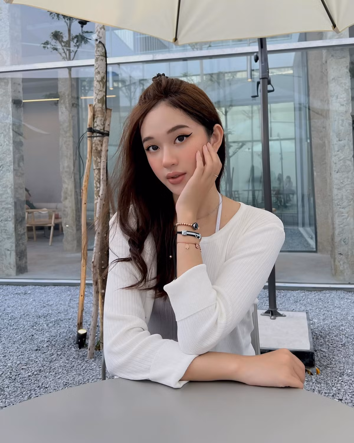 Trong thời trang thường ngày, Karty Chang theo đuổi phong cách quyến rũ, trưởng thành.