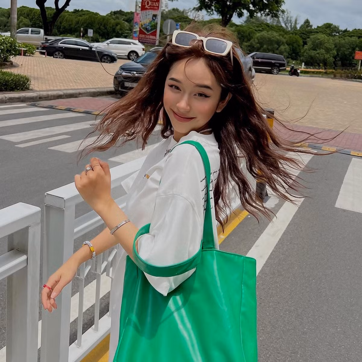 Được biết, gái xinh chụp ảnh căn cước công dân là Karty Chang (tên thật Nguyễn Thị Thảo Trang). Cô nàng năm nay 21 tuổi, đến từ vùng núi Tây Bắc.