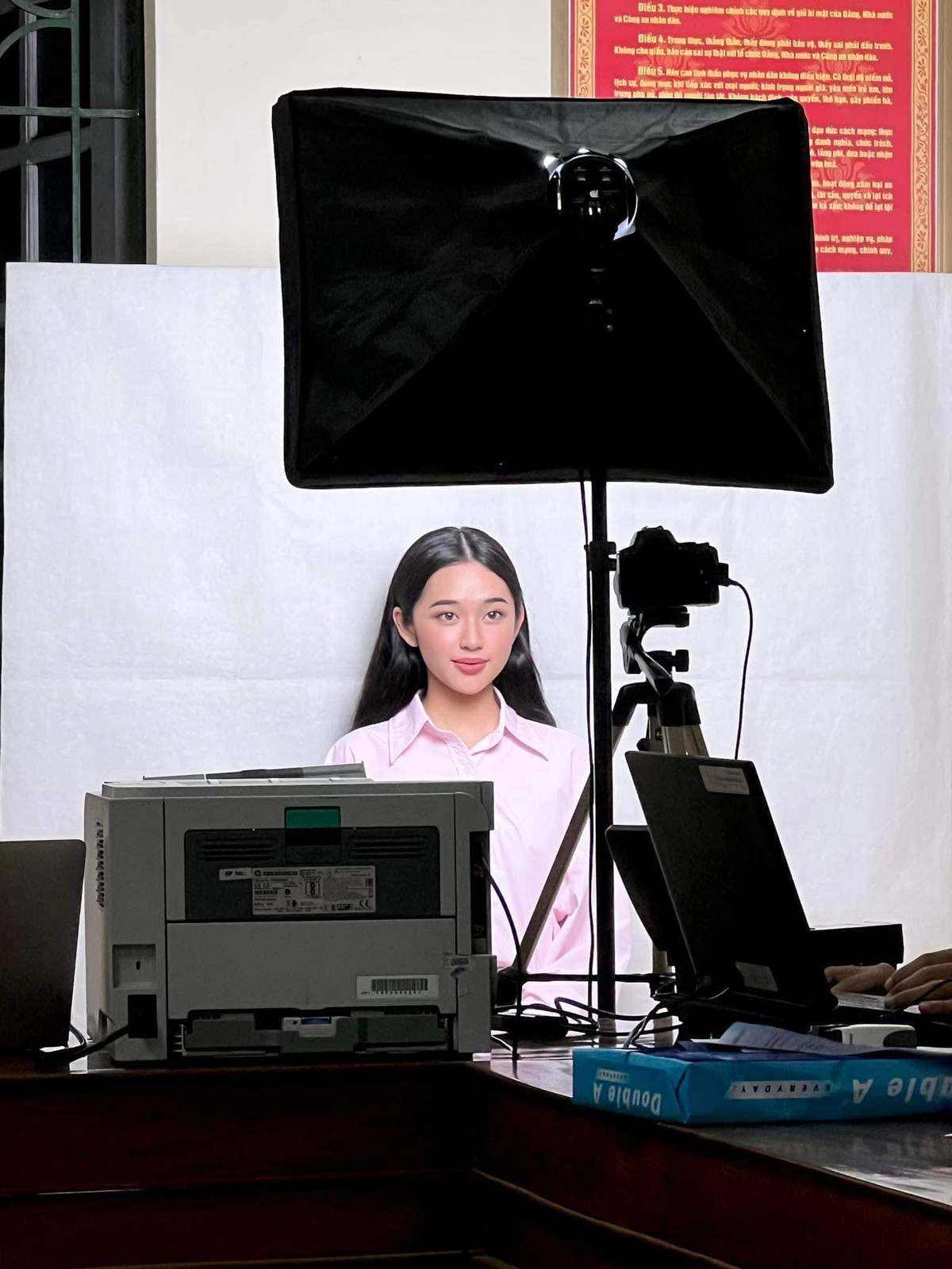 Mới đây, cư dân mạng truyền tay nhau hình chụp căn cước công dân của một cô nàng sở hữu nhan sắc vô cùng nổi bật. Sau khi được chia sẻ lên MXH, danh tính cô gái này cũng được netizen tìm ra.