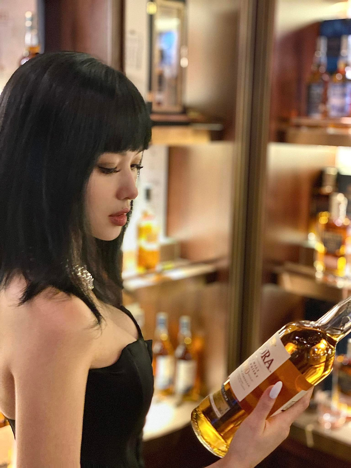 Ở tuổi 33 và đã trải qua 2 lần sinh nở nhưng mỹ nhân Hà thành vẫn sở hữu vóc dáng bốc lửa khiến các mỹ nhân Vbiz chạy theo dài.