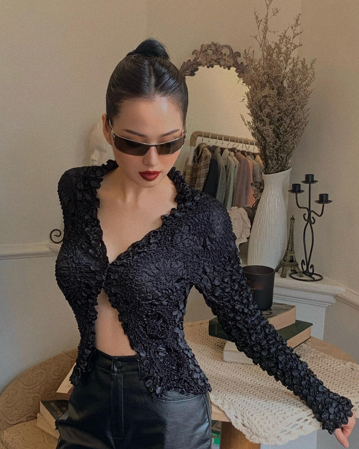 Cô từng có thời gian làm mẫu ảnh, làm MC, làm diễn viên,... cũng đạt được nhiều thành công nhất định. Nhưng cô vẫn quyết định dừng lại mọi thứ để kết hôn.