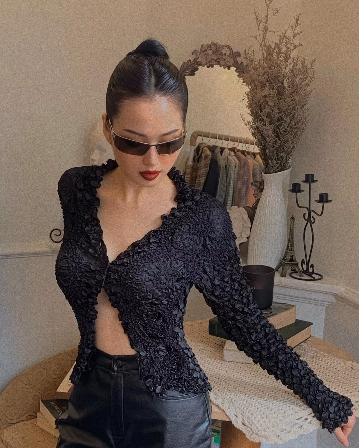 Cô từng có thời gian làm mẫu ảnh, làm MC, làm diễn viên,... cũng đạt được nhiều thành công nhất định. Nhưng cô vẫn quyết định dừng lại mọi thứ để kết hôn.