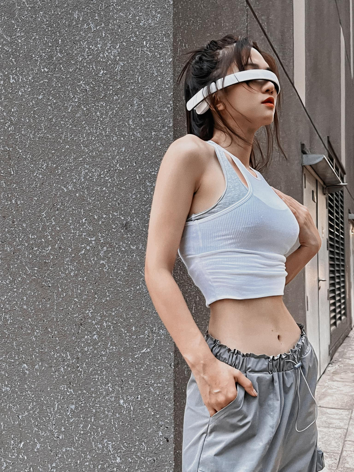 Lê Bống nổi tiếng nhờ vào những clip trên Youtube, chia sẻ bí quyết giữ vóc dáng bằng các phương pháp tập luyện.