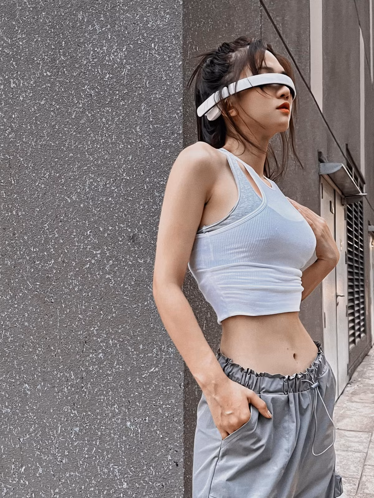 Lê Bống nổi tiếng nhờ vào những clip trên Youtube, chia sẻ bí quyết giữ vóc dáng bằng các phương pháp tập luyện.